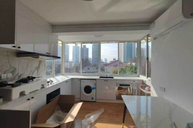 Bright spacious 3br/2bt Flat close to Hengshan Road