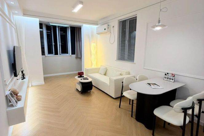 Newly Renovated 1Br/2Lr/1Bt Close to L3/4/10 Hongqiao Rd Metro Station 