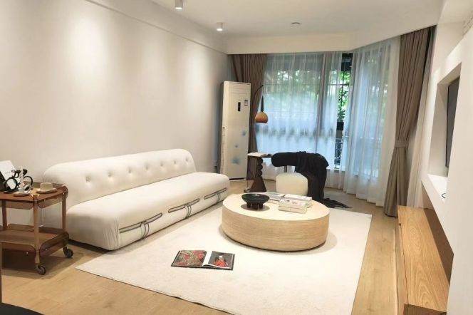 2 Brs, 1 Living room with Big terrace, 110 sqm @ Zhongtan metro L3&4