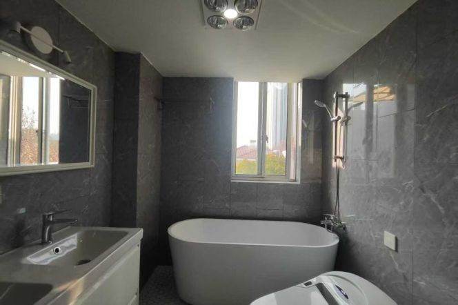 Bright spacious 3br/2bt Flat close to Hengshan Road