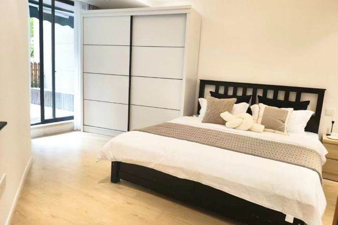 2 Brs, 1 Living room with Big terrace, 110 sqm @ Zhongtan metro L3&4