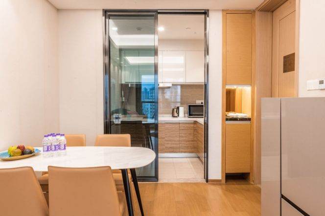 2brs with service near Jing'An and metro line 3/4/7