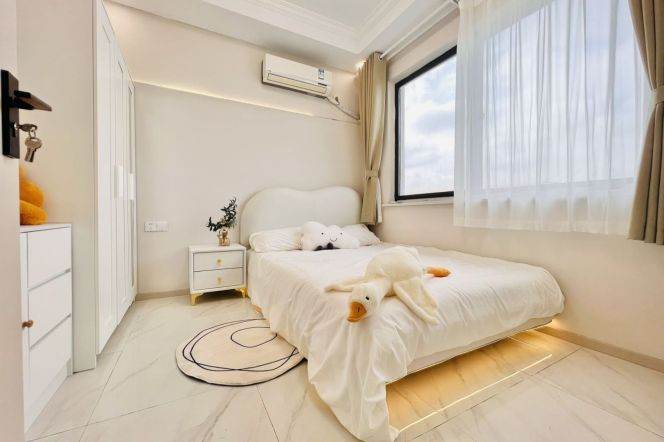 Charming High-Rise Studio | 500m to Shanghai University Metro | Modern Design & City Views