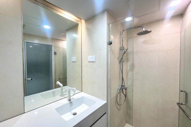 Newly renovated 1br 0 distance to metro Zhongshan Park Line 2/3/4