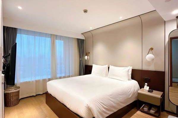 Luxury 2br serviced apt nr Jing'an temple nr L7 