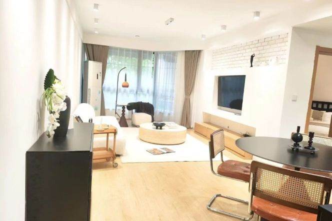 2 Brs, 1 Living room with Big terrace, 110 sqm @ Zhongtan metro L3&4