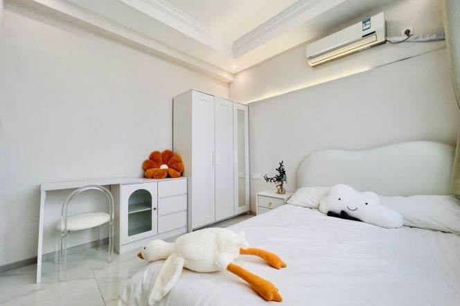 Charming High-Rise Studio | 500m to Shanghai University Metro | Modern Design & City Views