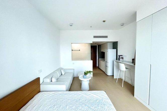 Newly renovated 1br 0 distance to metro Zhongshan Park Line 2/3/4