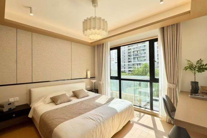 2 Brs, 2 Baths, Floor Heating/Central ac/Oven, 140 sqm @ Century Park L2