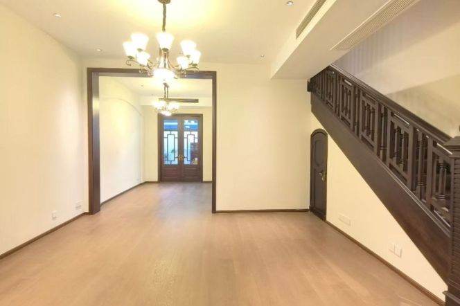 Beautiful townhouse@Iapm with both front garden and back garden 200sqm