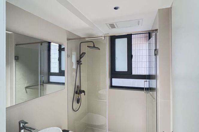 modern 2brs floor heating in central Xujiahui  line 1,9,11 Xujiahui park Church only 14.5K 