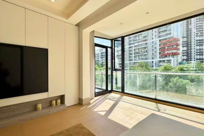 2 Brs, 2 Baths, Floor Heating/Central ac/Oven, 140 sqm @ Century Park L2