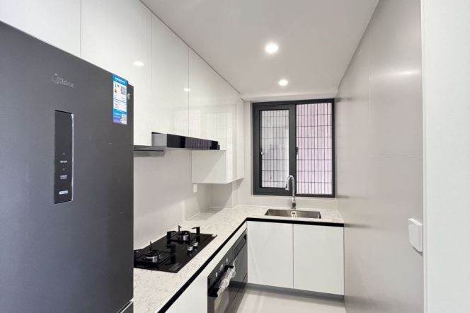 modern 2brs floor heating in central Xujiahui  line 1,9,11 Xujiahui park Church only 14.5K 