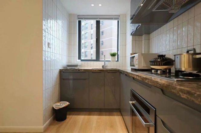 modern 3brs  balcony good view near Jing an temple line 2,7,14 only 27K