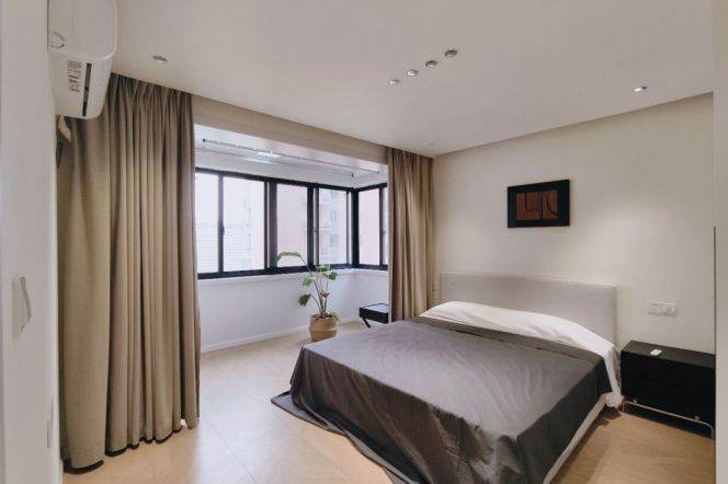 2 Brs, 1 Living room, 100 sqm, Brand-new Dec @ Yishan metro L9