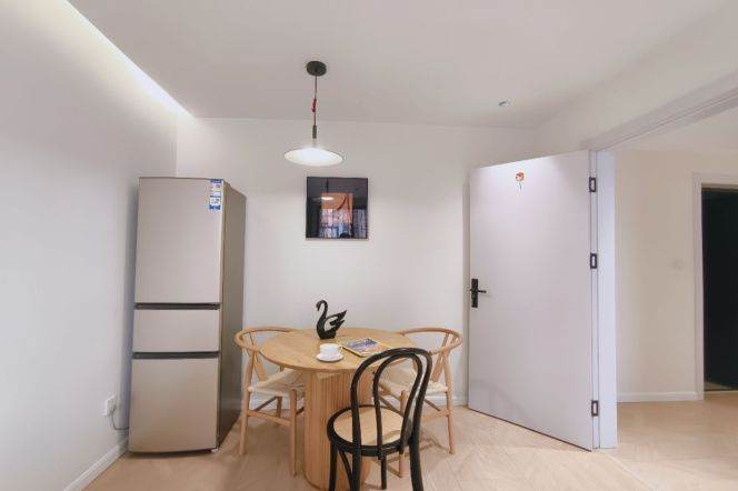 2 Brs, 1 Living room, 100 sqm, Brand-new Dec @ Yishan metro L9