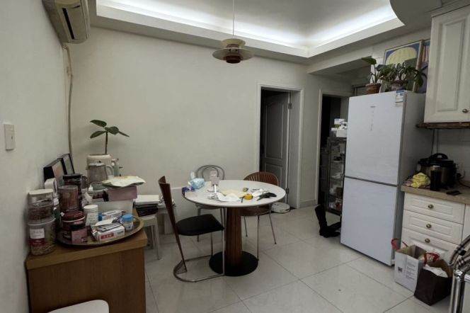 Spacious 2Brs/1Lr/1Bt apt nr Changshu rd,M1/7/10