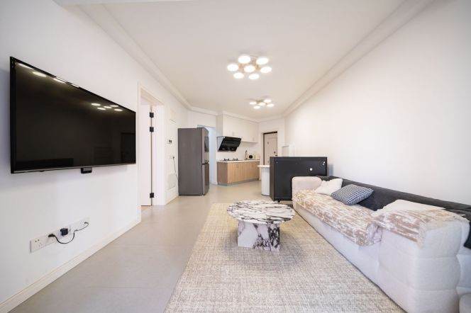 Jing'an Temple bright and cozy 1+1br plus outside balcony 