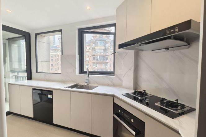 modern big 3brs floor heating modern furniture in Green city Dulwich 34K