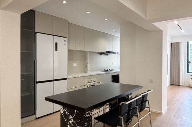 2 Brs, 2 Baths, 140 sqm with Floor Heating/Central ac/Oven/ Dish washer @ Xujiahui station L9