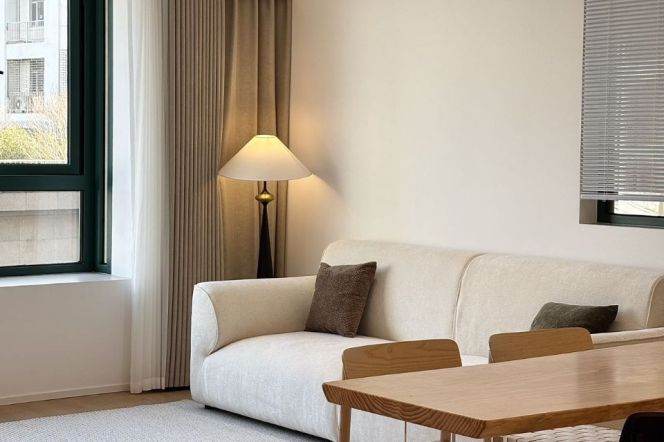 2 Brs, 2 Baths, 140 sqm with Floor Heating/Central ac/Oven/ Dish washer @ Xujiahui station L9