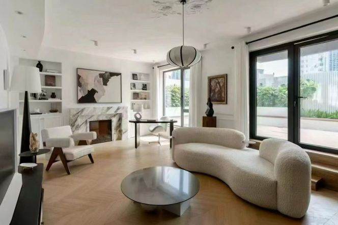 South Shanxi/west Jianguo Rd 1br/2lv/1bt apt wt terrace; L9/12 