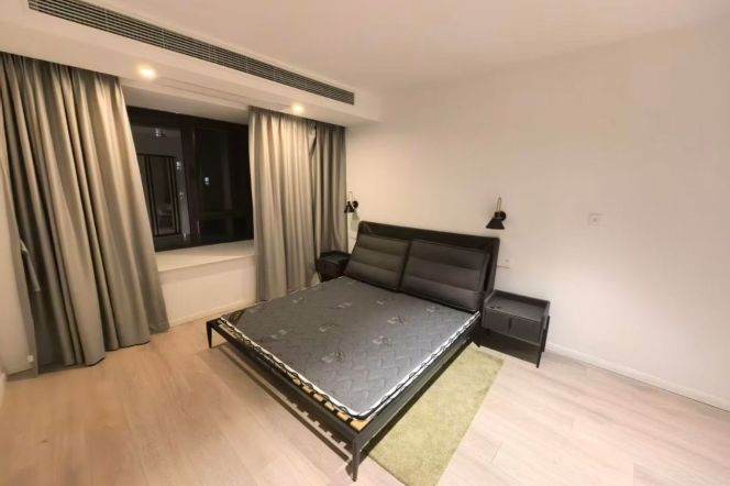 3 Brs, 2 Baths, Floor Heating/Central ac/Oven, 175 sqm @ Langao metro L7