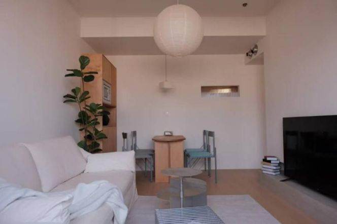 Open balcony 1br 1 living room@Changping Rd station Line 7