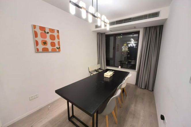 3 Brs, 2 Baths, Floor Heating/Central ac/Oven, 175 sqm @ Langao metro L7