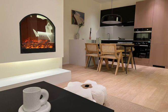 High building 2Brs/2Lrs/2Bts apt nr Jiashan rd,M4/9/12