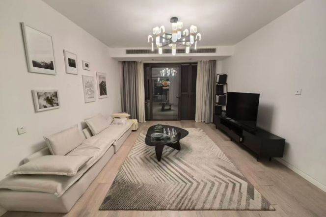 3 Brs, 2 Baths, Floor Heating/Central ac/Oven, 175 sqm @ Langao metro L7