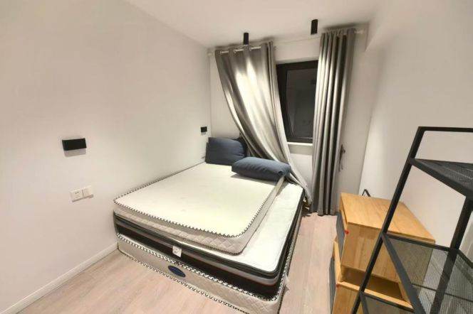 3 Brs, 2 Baths, Floor Heating/Central ac/Oven, 175 sqm @ Langao metro L7