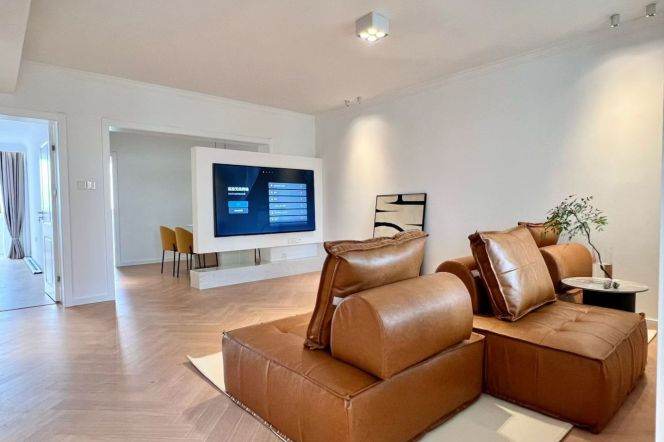 Elevator Spacious 2Br/2Lr/1Bt Close to L2/11 Jiangsu Rd Station 