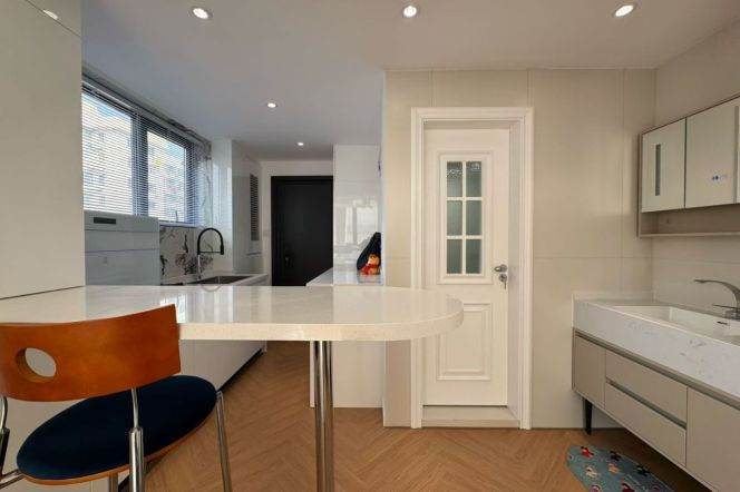 1 Br, 1 Living room, Floor Heating/Oven/Dryer, 80 sqm @ Jiaotong uni L10&11