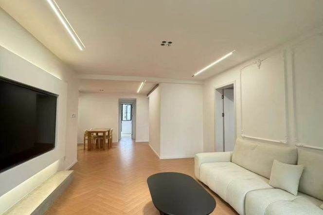 3 Brs, 2 Baths with Open Balcony/Floor Heating/Central ac/Oven @ Changping metro L7