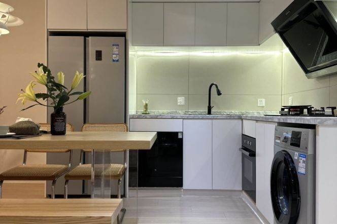 Nice balcony 2Brs/2Lrs/1Bt apt nr South shanxi rd,M1/9/10/12