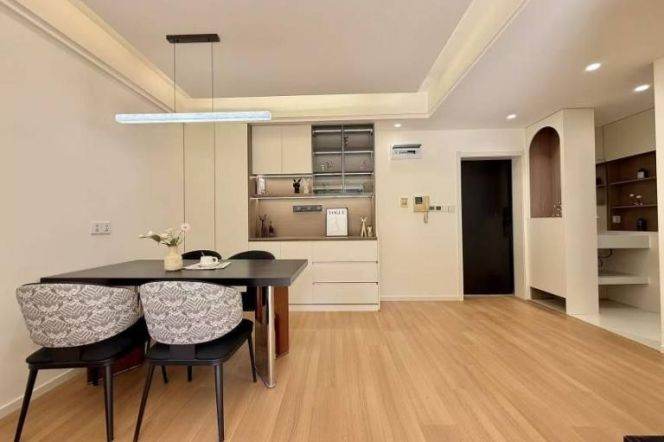 Newly renovated 1br 1living room@Loushanguan Rd stationLine 2/15