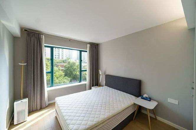 High floor spacious 3brs/2lv/2bt apt with balcony; L2/11