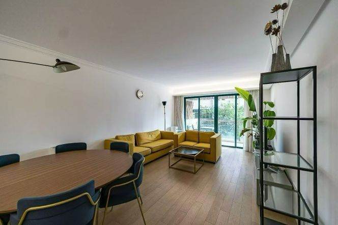 High floor spacious 3brs/2lv/2bt apt with balcony; L2/11