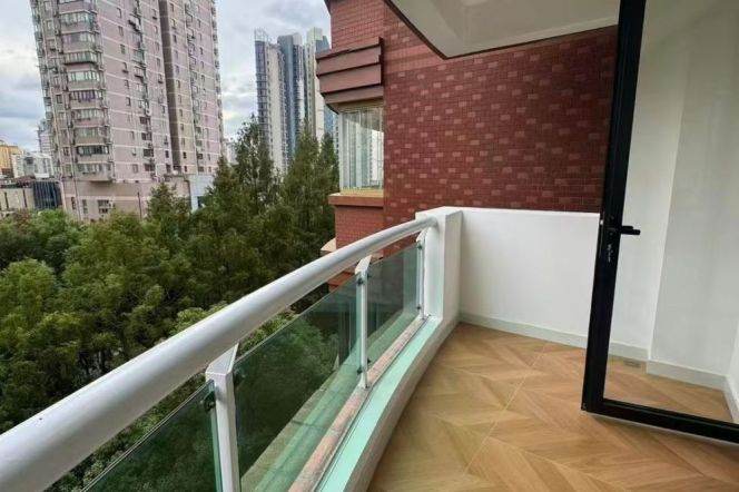 3 Brs, 2 Baths with Open Balcony/Floor Heating/Central ac/Oven @ Changping metro L7