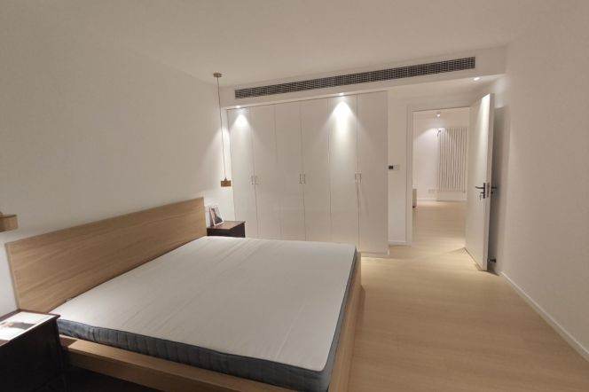 2 Brs, 2 Baths, Wall Heating/Central ac/Oven/Dryer, 130 sqm @ Jiashan metro L9&12