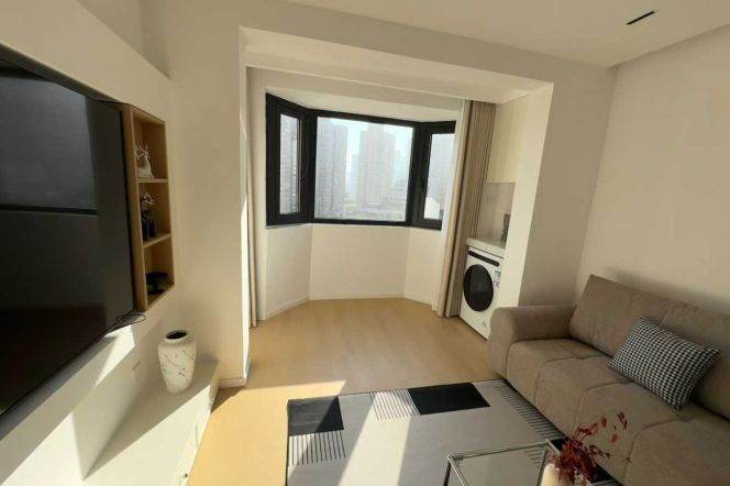 West Nanjing Rd ,new and bright 1br 2lrs@ line 1/12/13 ,nice view