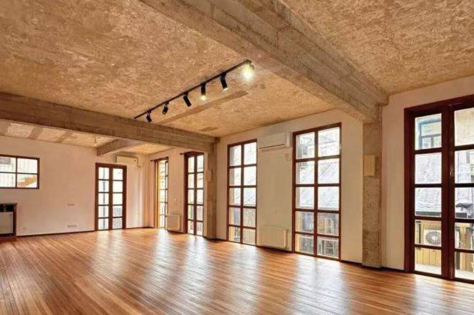 Old apartment large flats 2br/2bt@Jiashan rd 180sqm with windows all over the living room