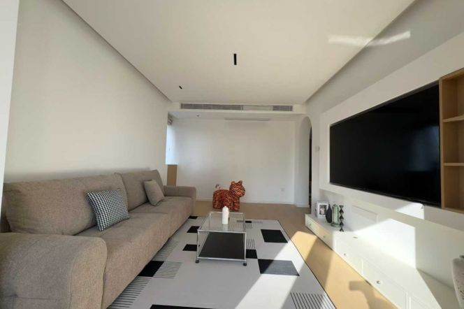 West Nanjing Rd ,new and bright 1br 2lrs@ line 1/12/13 ,nice view