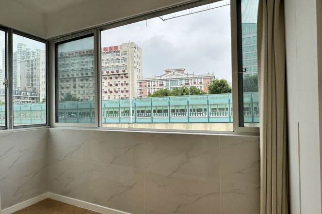 Big 1Br/Next to L3&4 West Yan'an rd metro/Many windows/Bright/Elevator