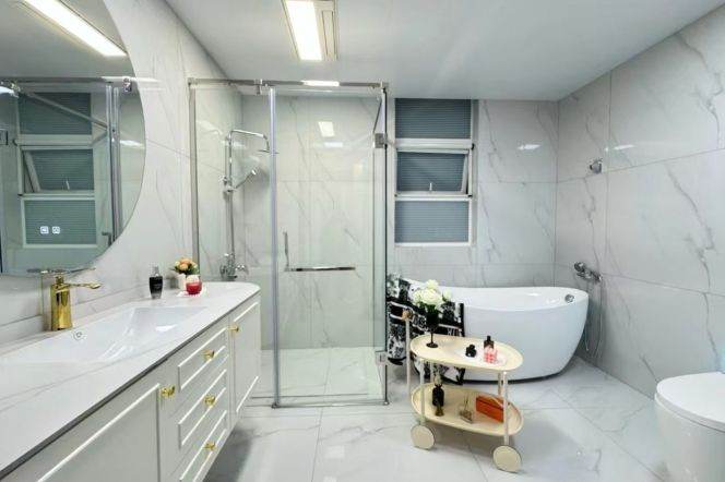 modern 4brs floor heating modern furniture in Gubei near Golden pedestrian street 33K