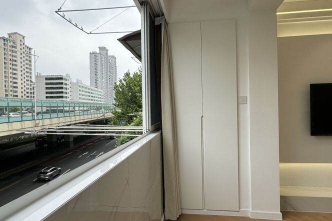 Big 1Br/Next to L3&4 West Yan'an rd metro/Many windows/Bright/Elevator
