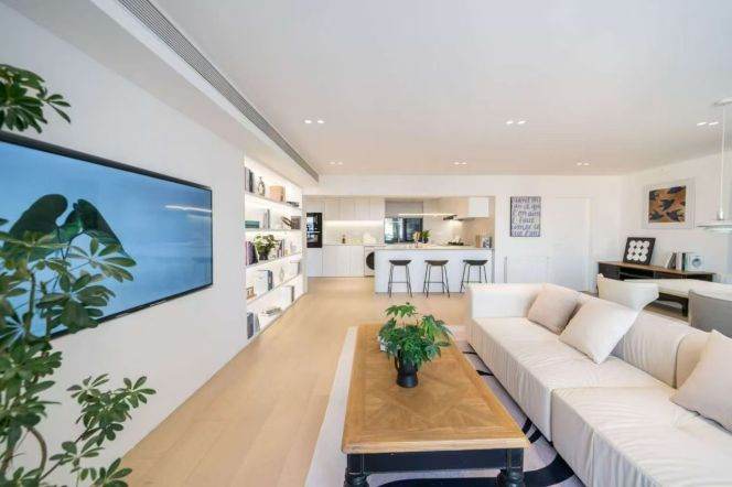 jiangning Road Penthouse . Wall Heating/ Insulated Glass / Management Fees Included 