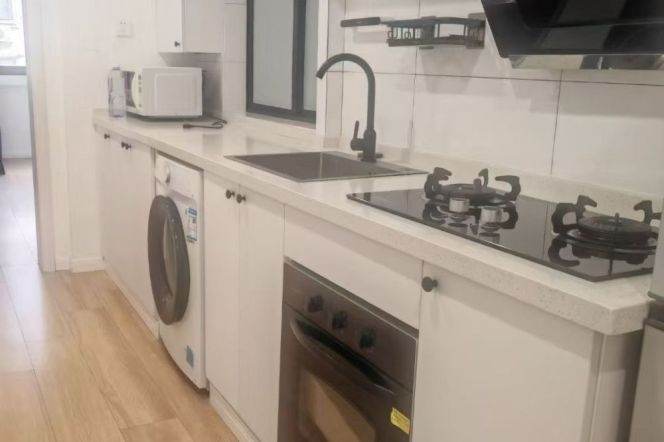 Bright 1Br/1Lr/1Bt apt nr Jingan temple,M2/7/14