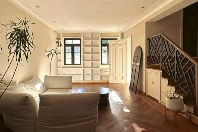 Entire Lane house@Yanqing rd with 240sqm 5br/3bt can use as studio too